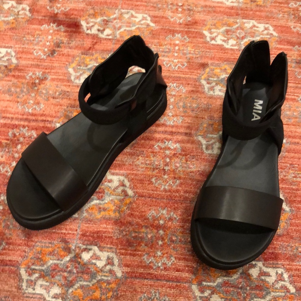 Mia sandals